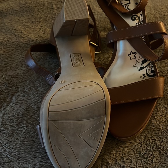 Platform Sandels - Picture 3 of 3